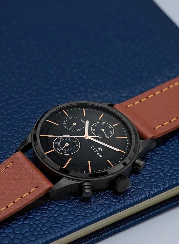 تيتان ساعة تيتان كوارتز متعددة الوظائف للرجال بقرص أسود وحزام جلد